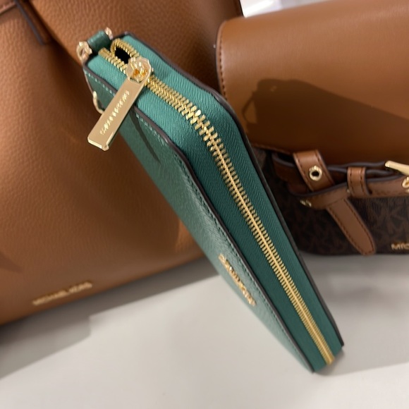 Michael Kors Jet Set Travel Large Travel CONTINENTAL 
Fern Green NWT - Picture 9 of 16